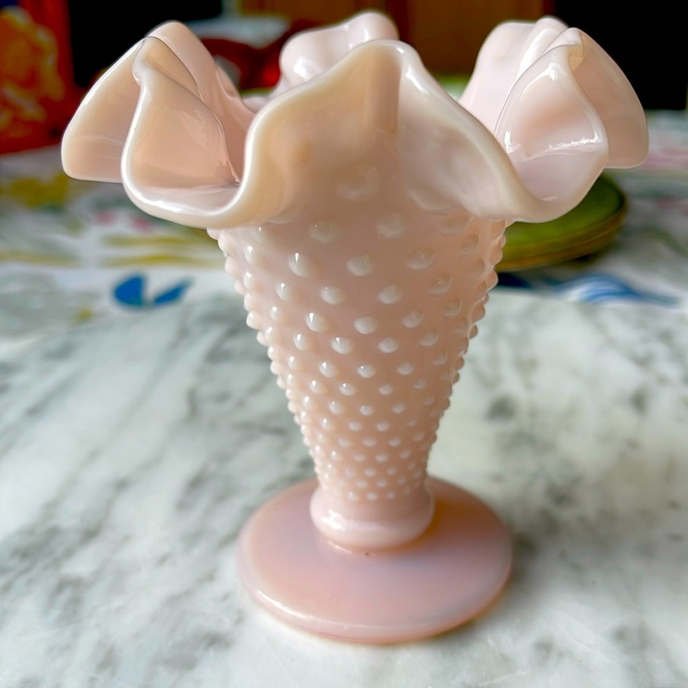 Rare small Vibtage Fenton pink milk glass vase 4” tall - Picture 1 of 5